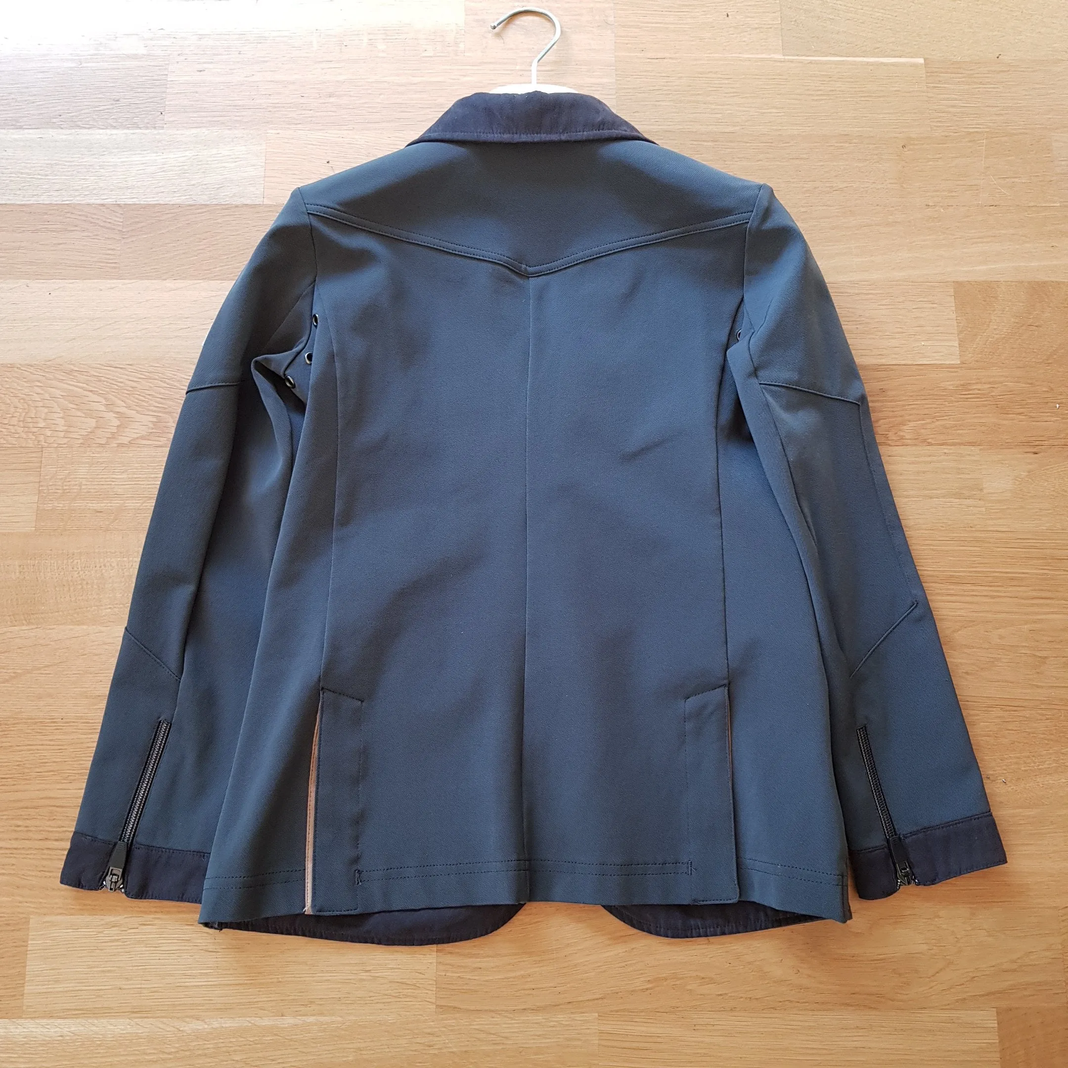 Animo boys grey show jacket  (boys size / age 11)