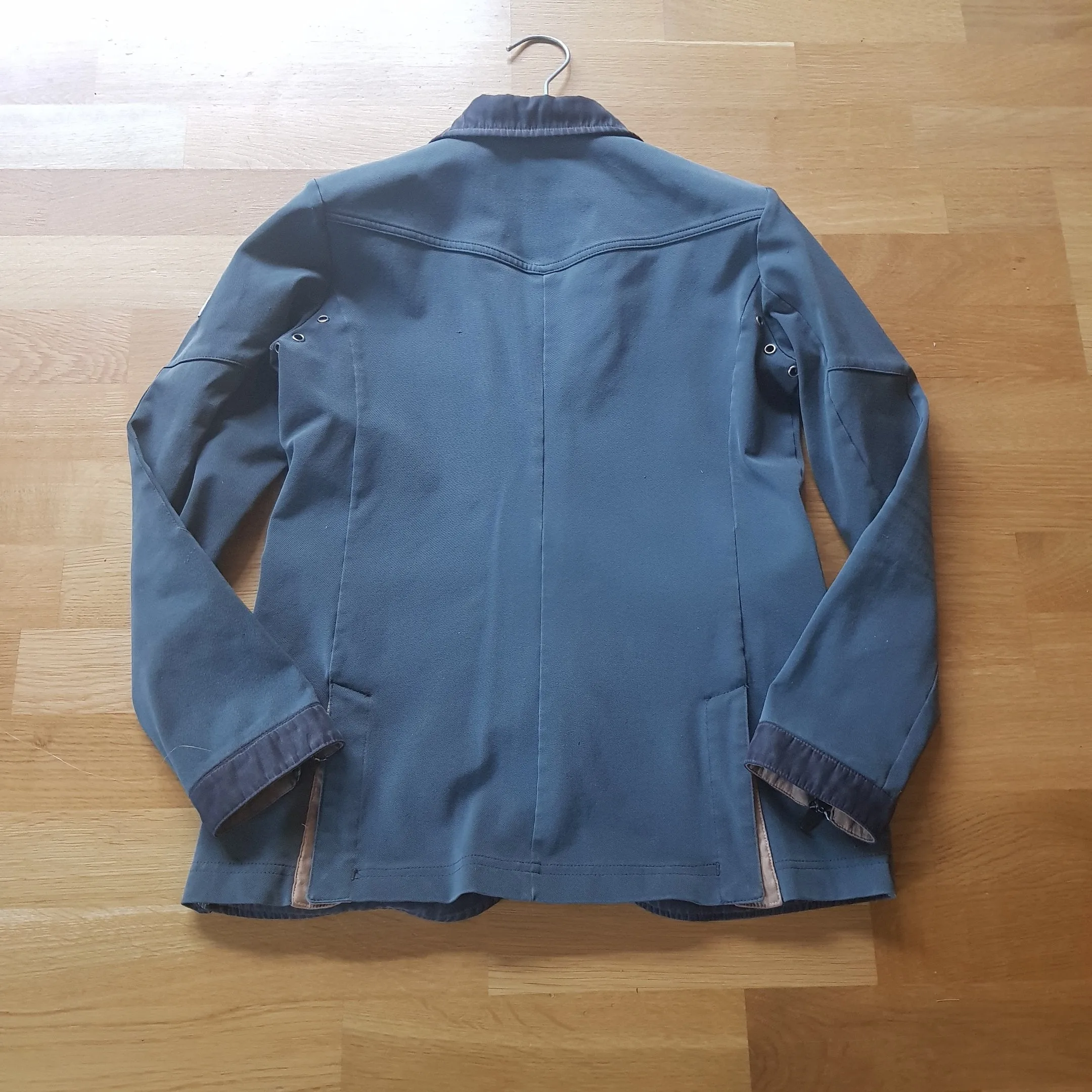 Animo boys grey show jacket  (boys size / age 12)
