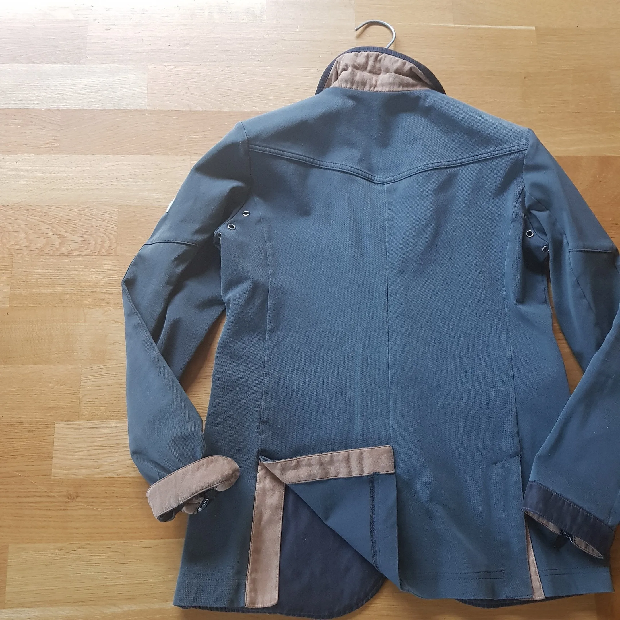 Animo boys grey show jacket  (boys size / age 12)